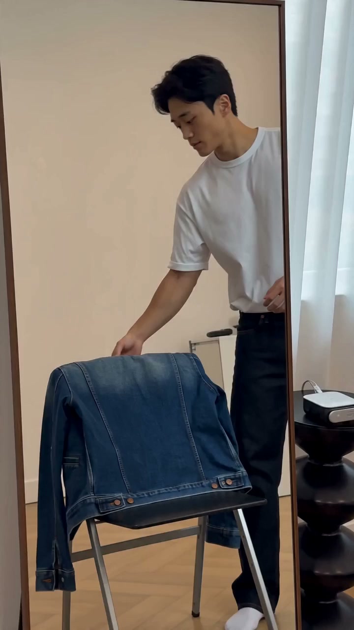 Kim medium-blue denim trucker jacket Try-On